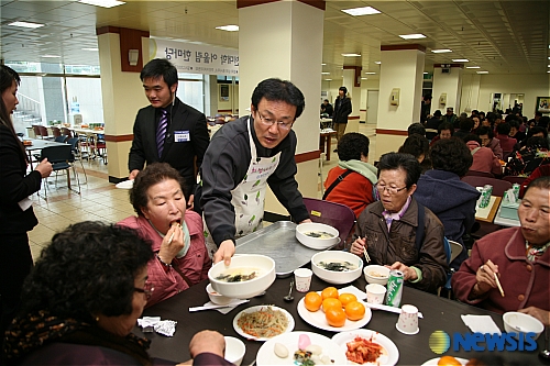 “어르신들 떡국 많이 잡수세요”