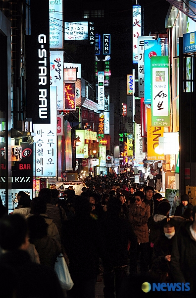 많은 인파 몰린 명동 거리