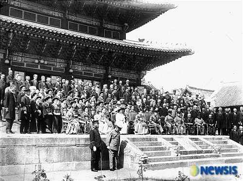 유리건판 궁궐사진전-이왕세자 고국방문