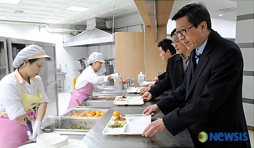 구내 식당에서 오찬하는 박형준 기획조정위원