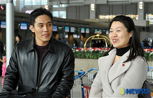 출국하는 한국우주인 고산, 이소연씨