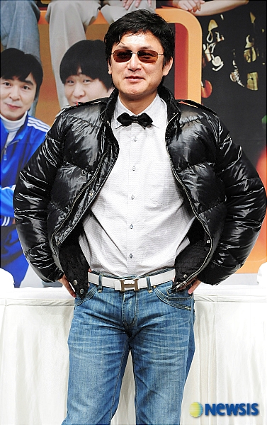선글라스 끼고 등장한 윤용현