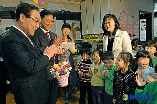 어린이집 찾아 박수치는 임채정 국회의장