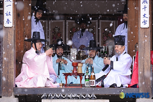 내리를 눈을 보며 나누는 情