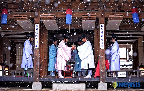 전통 청주를 나눠마시며 정을 나눠요