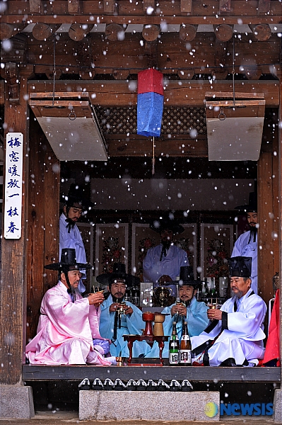 청주를 주고 받으며 정을 나눠요