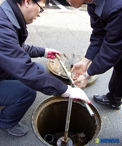 배관 확인하는 관계자들
