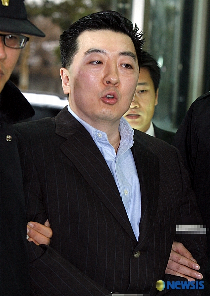 특검사무소로 들어오는 김경준