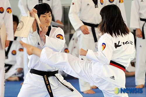 옆차기로 격파!