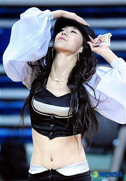 모자를 눌러 쓰고