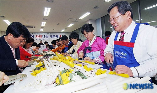 가래떡 잘 좀 썰어보세요~