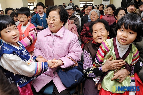 어린이들과 즐거운 시간 보내는 어르신들