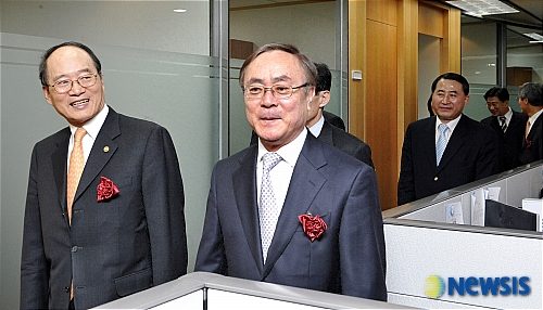 정부법무공단 사무실 둘러보는 참석자들