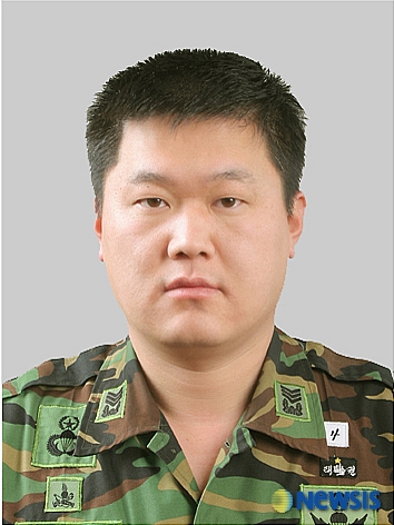 성적도수석, 선행도수석...대학 장학금 받아 부대도서실 마련