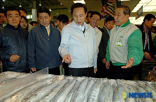 수산물 매장 둘러보는 이명박 대통령