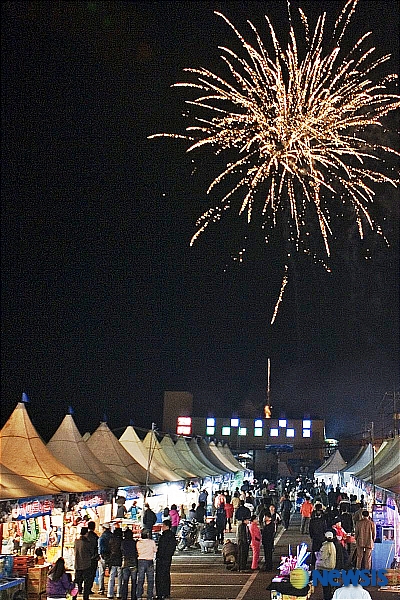 군산수산물축제 불꽃놀이로 시작