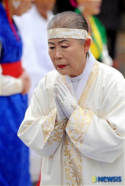 정화수를 바칩니다