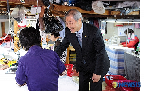 봉제공장 민생현장 방문한 이영희장관