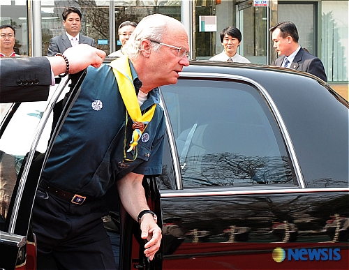 서울 숭의초등학교에 도착한 칼 구스타프 스웨덴 국왕