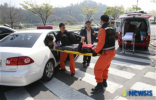경남문화예술회관 앞 신호등서 승용차 두대 충돌