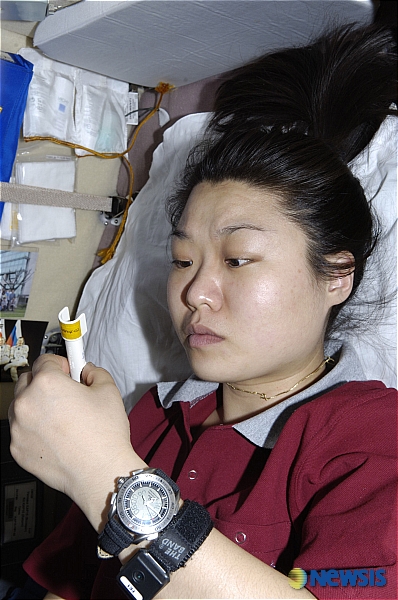안압측정하는 우주인 이소연
