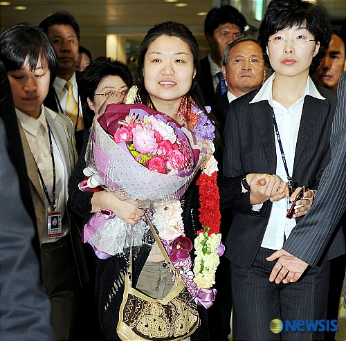 부축받으며 걸음 옮기는 '우주인' 이소연