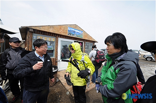천지 휴게소에서 담소 나누는 참가자들