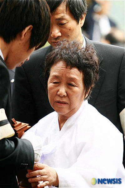 슬퍼하는 딸 김영주씨