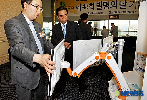 모니터가 정말 자유자재로 움직이네