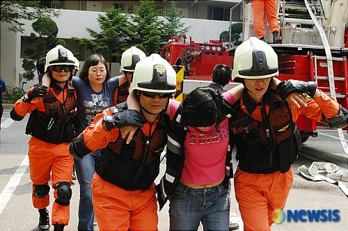 인명 구조작업 훈련 중인 광진소방서 대원들