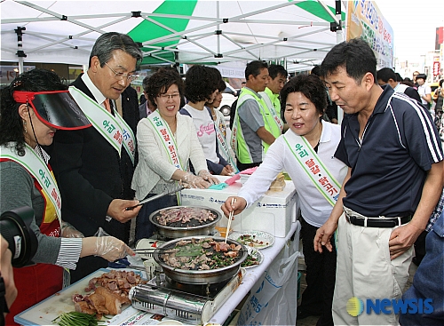 닭 오리고기 요리사로 변신한 시장님