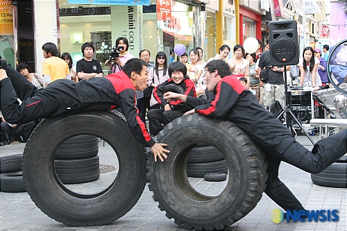 춘천서 펼쳐진 마임공연 타이어