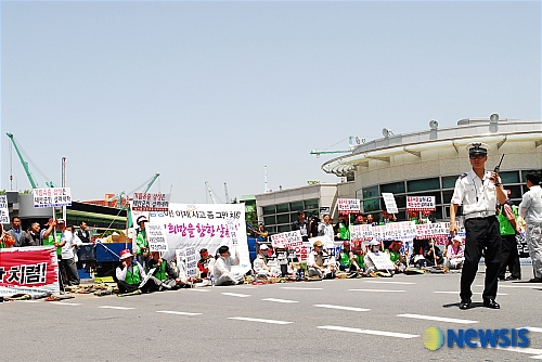 삼성중공업 정문에서 집회중인 태안주민들