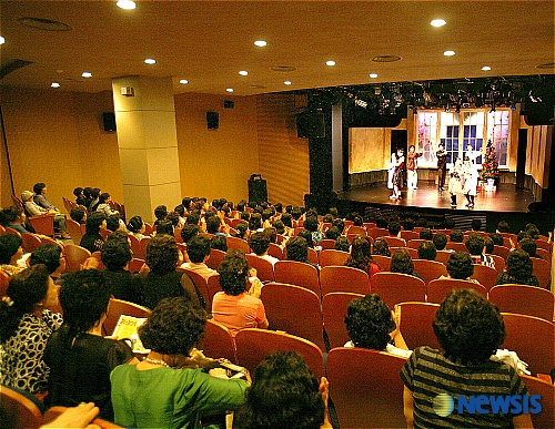 현대예술관, 개관작 오! 당신이… 매진행렬 이어져