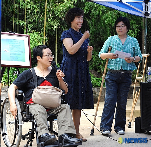 장애여성 낭송회와 몸 그리기 퍼포먼스