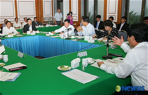 국회 귀빈식당서 간담회 벌이는 전북도 관계자와 국회의원들