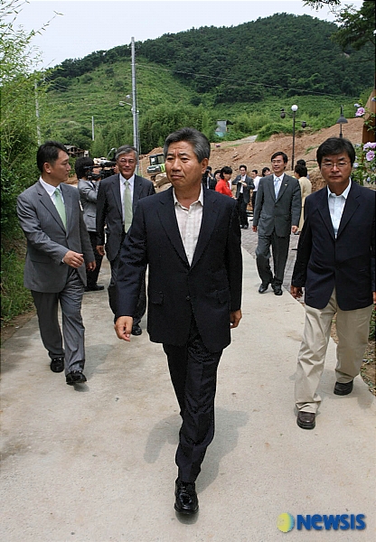 사저앞 거리 걷는 노무현 전 대통령