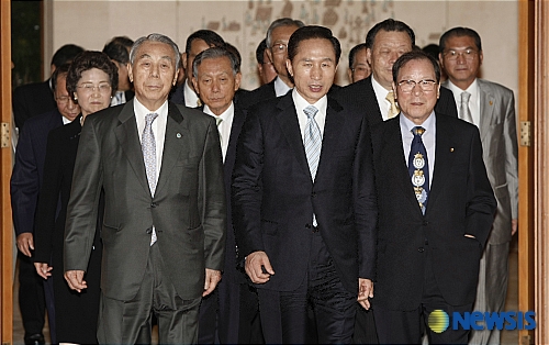 환영만찬 입장하는 이 대통령과 헌정회 임원들