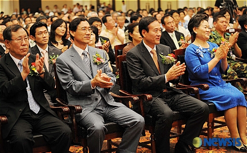 박수 보내는 대명회장과 사장단