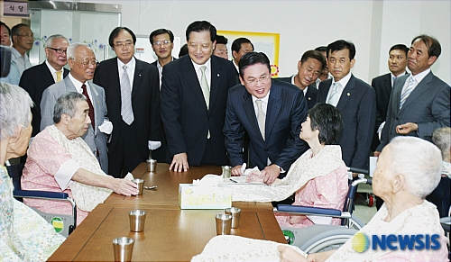정우택 지사 노인요양원 방문