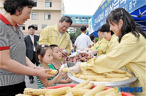 옥수수 먹어볼래?
