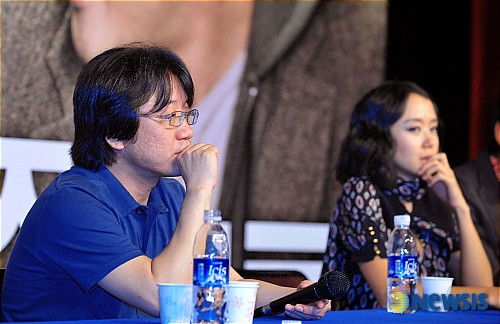 같은 포즈의 주연배우와 감독