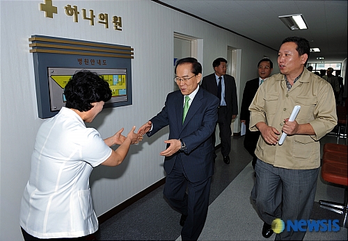 하나원 병원을 방문한 이회창 총재