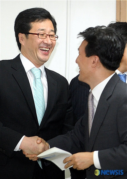 웃으며 인사 나누는 천호선 기획위원장과 김민석 최고위원