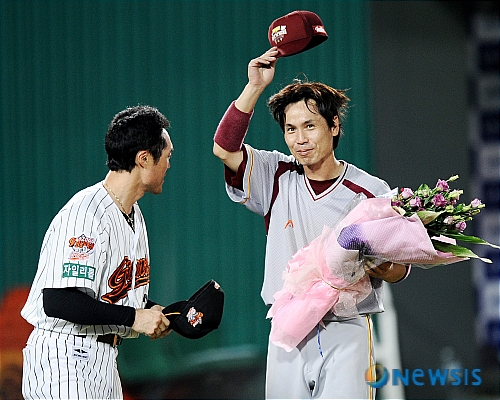 축하 꽃다발 받는 전준호