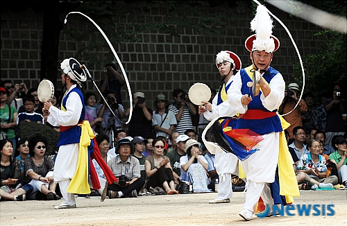 남사당놀이 지켜보는 시민들