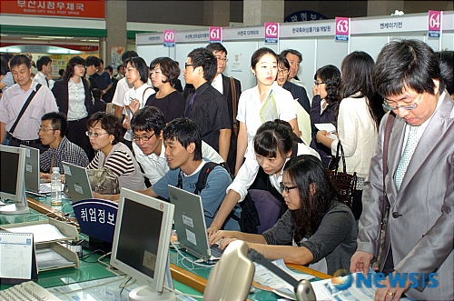 부산채용박람회서 취업정보 검색하는 구직자 들