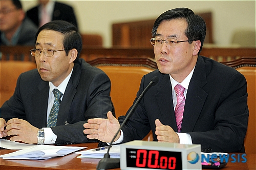 의원들의 질의에 답변하는 정승 식품산업본부장