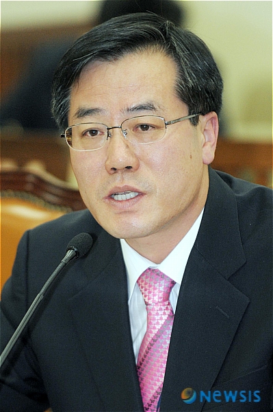 질의 답변하는 정승 식품산업본부장