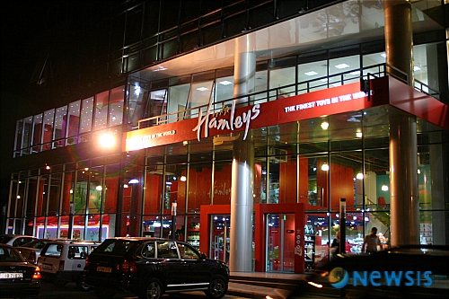 명절 특수 누리는 대형 완구점